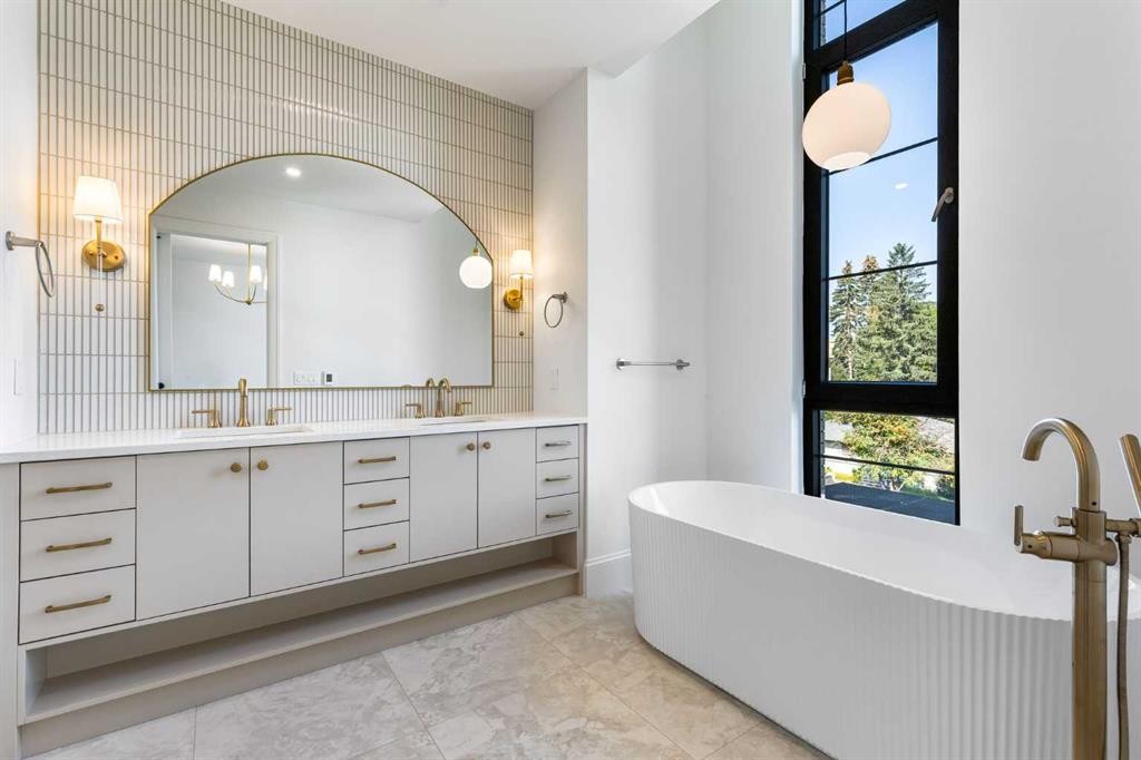 2011 28 Avenue Sw, Calgary, AB - Indoor Photo Showing Bathroom