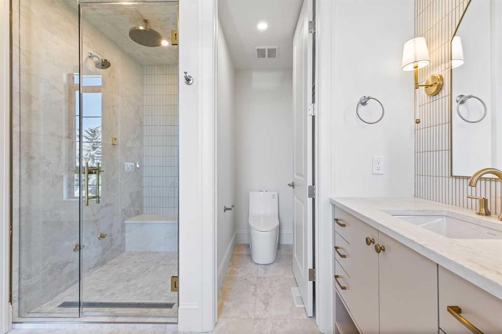 2011 28 Avenue Sw, Calgary, AB - Indoor Photo Showing Bathroom