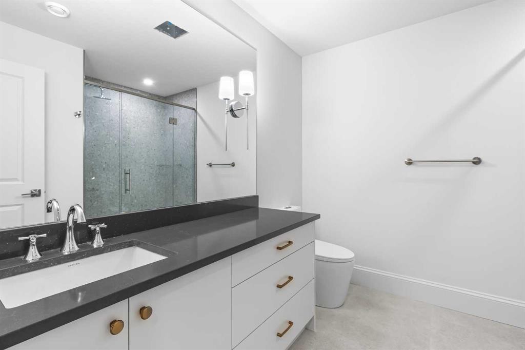 2011 28 Avenue Sw, Calgary, AB - Indoor Photo Showing Bathroom