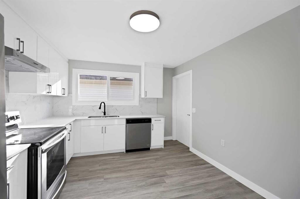 4351 38 Street Ne, Calgary, AB - Indoor Photo Showing Kitchen With Stainless Steel Kitchen