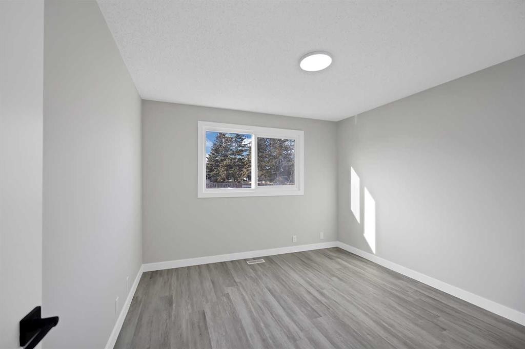 4351 38 Street Ne, Calgary, AB - Indoor Photo Showing Other Room