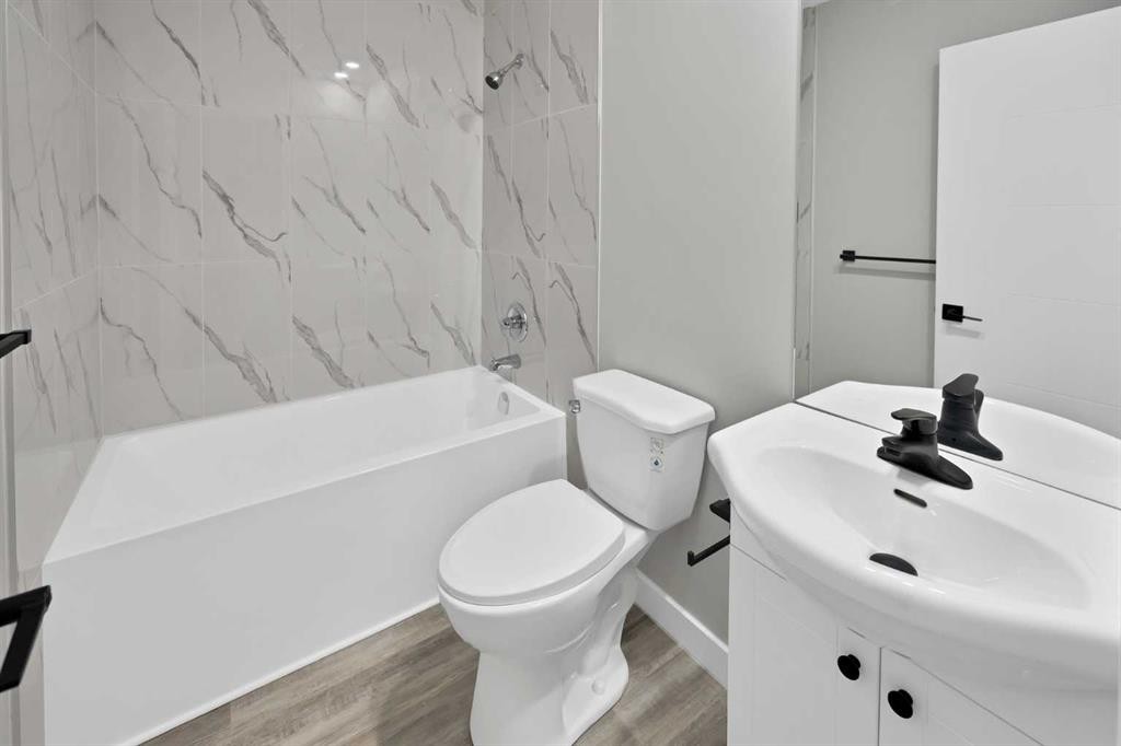 4351 38 Street Ne, Calgary, AB - Indoor Photo Showing Bathroom