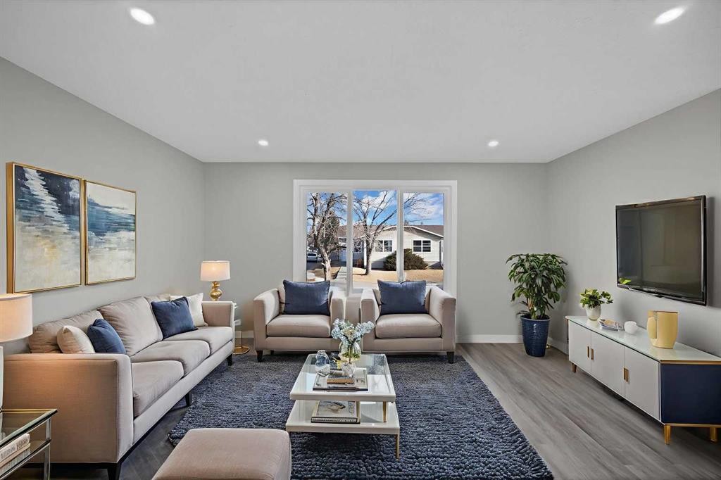 4351 38 Street Ne, Calgary, AB - Indoor Photo Showing Living Room