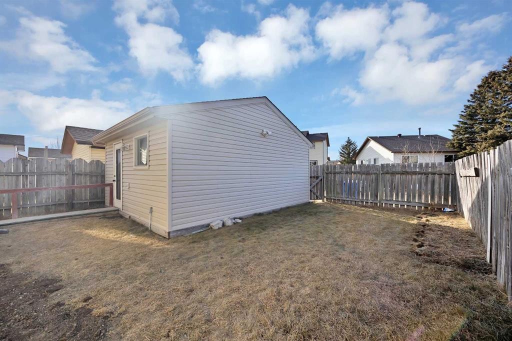 4351 38 Street Ne, Calgary, AB - Outdoor
