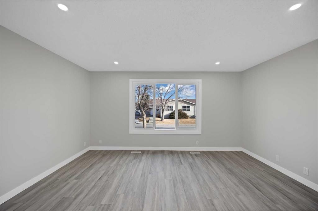 4351 38 Street Ne, Calgary, AB - Indoor Photo Showing Other Room