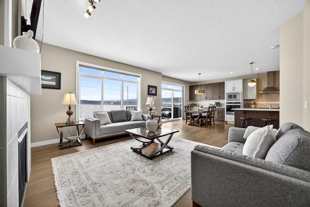144 Sundown View, Cochrane, AB - Indoor Photo Showing Living Room