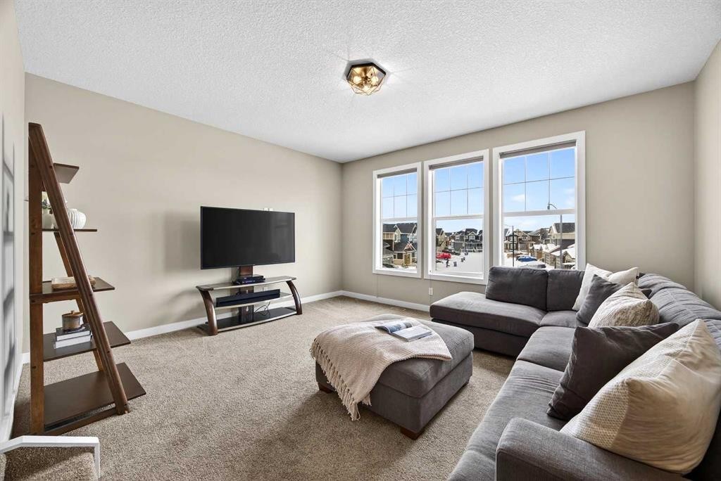 144 Sundown View, Cochrane, AB - Indoor Photo Showing Living Room