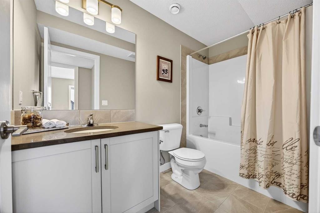 144 Sundown View, Cochrane, AB - Indoor Photo Showing Bathroom