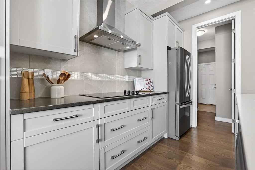 144 Sundown View, Cochrane, AB - Indoor Photo Showing Kitchen