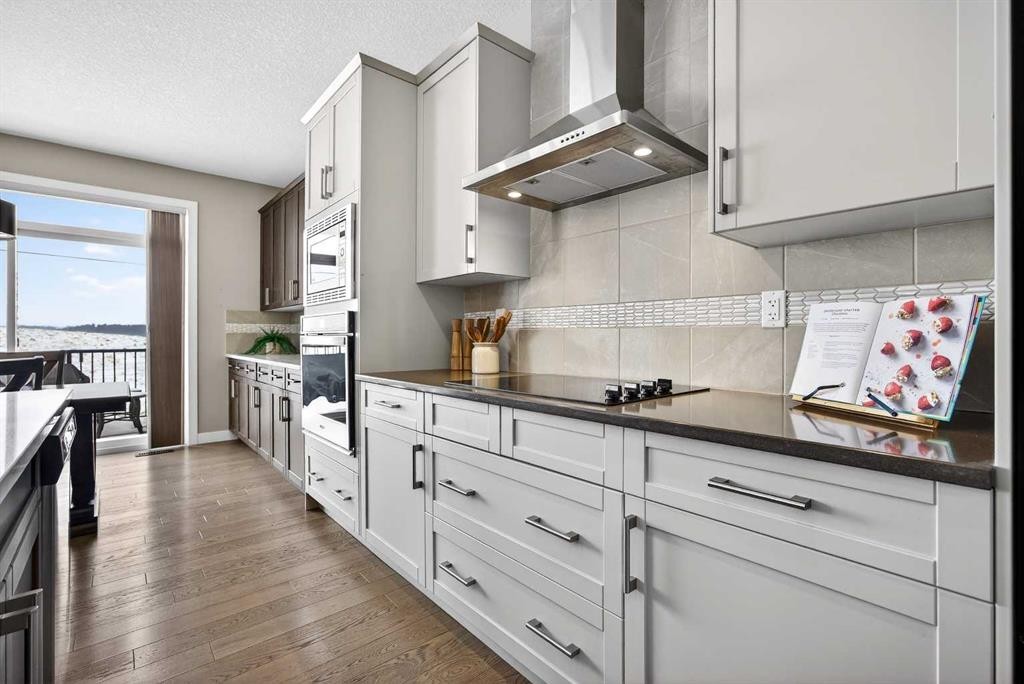 144 Sundown View, Cochrane, AB - Indoor Photo Showing Kitchen With Upgraded Kitchen