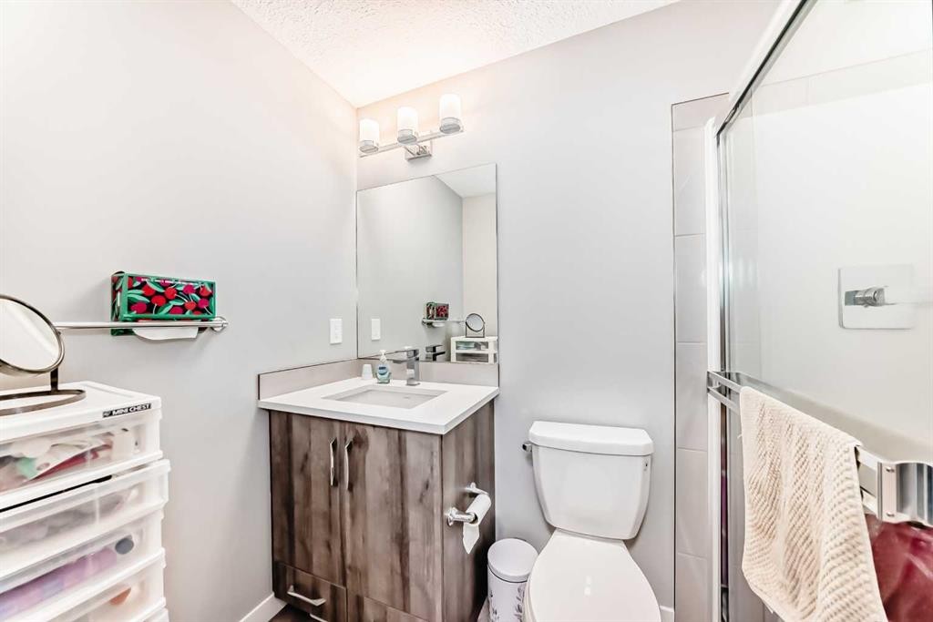 108-71 Shawnee Common Sw, Calgary, AB - Indoor Photo Showing Bathroom