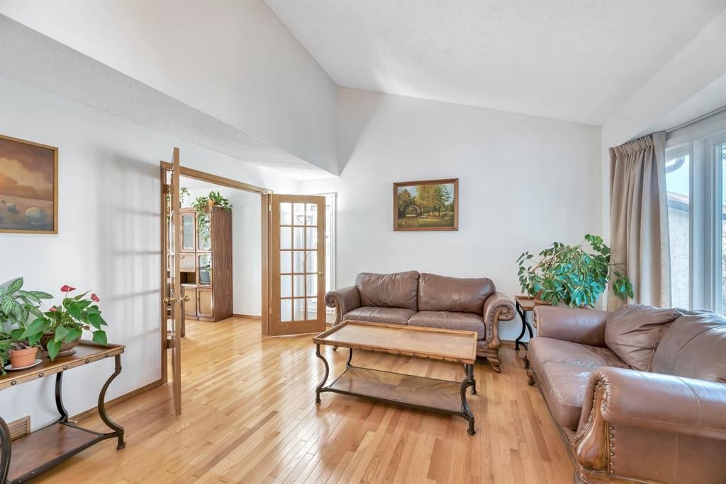 323 Hawkwood Boulevard Nw, Calgary, AB - Indoor Photo Showing Living Room