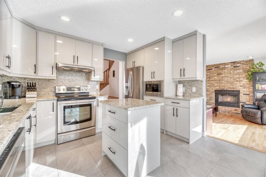 323 Hawkwood Boulevard Nw, Calgary, AB - Indoor Photo Showing Kitchen With Upgraded Kitchen