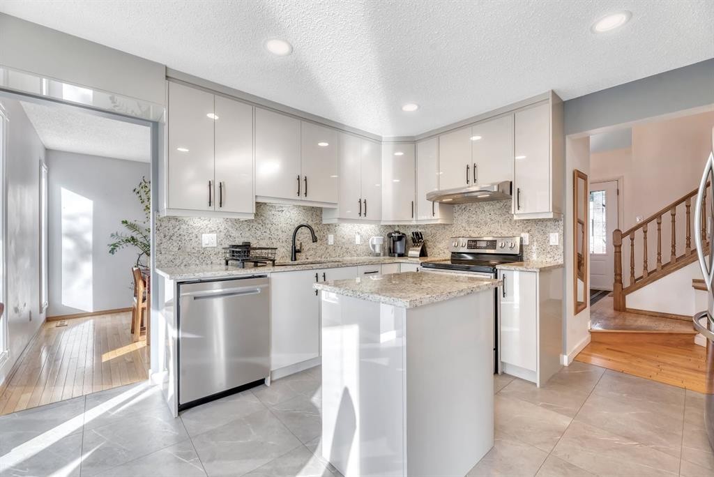 323 Hawkwood Boulevard Nw, Calgary, AB - Indoor Photo Showing Kitchen With Upgraded Kitchen
