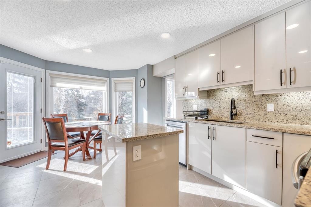 323 Hawkwood Boulevard Nw, Calgary, AB - Indoor Photo Showing Kitchen With Upgraded Kitchen