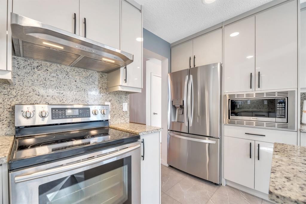 323 Hawkwood Boulevard Nw, Calgary, AB - Indoor Photo Showing Kitchen With Upgraded Kitchen