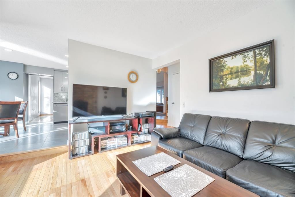 323 Hawkwood Boulevard Nw, Calgary, AB - Indoor Photo Showing Living Room