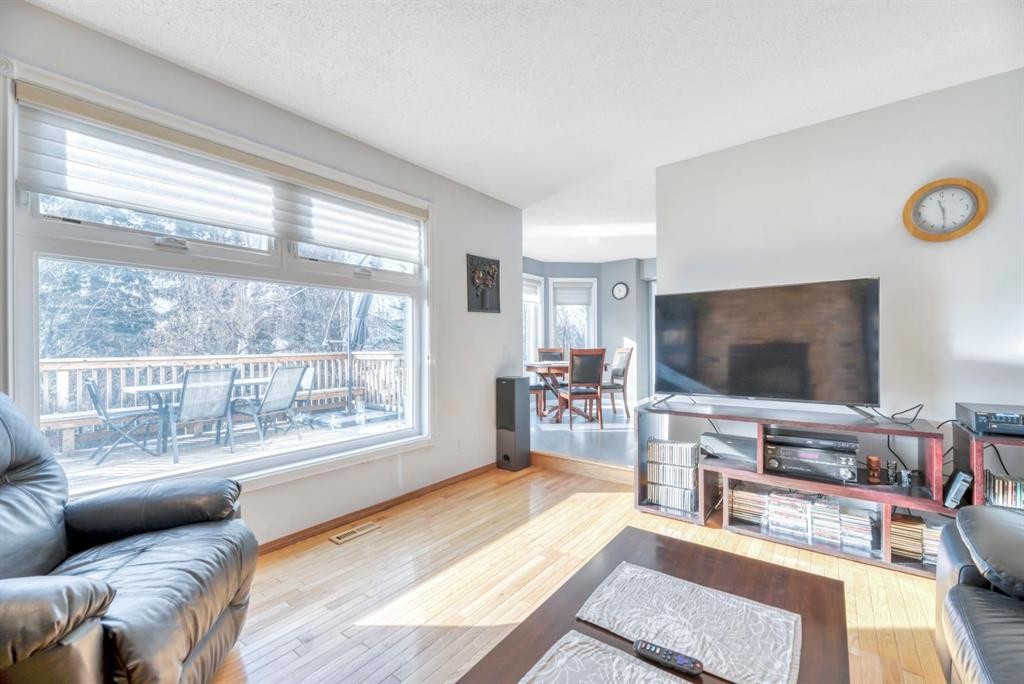 323 Hawkwood Boulevard Nw, Calgary, AB - Indoor Photo Showing Living Room