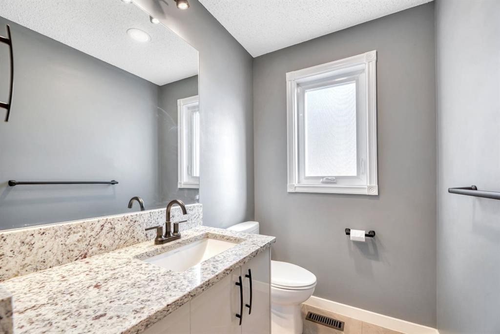 323 Hawkwood Boulevard Nw, Calgary, AB - Indoor Photo Showing Bathroom
