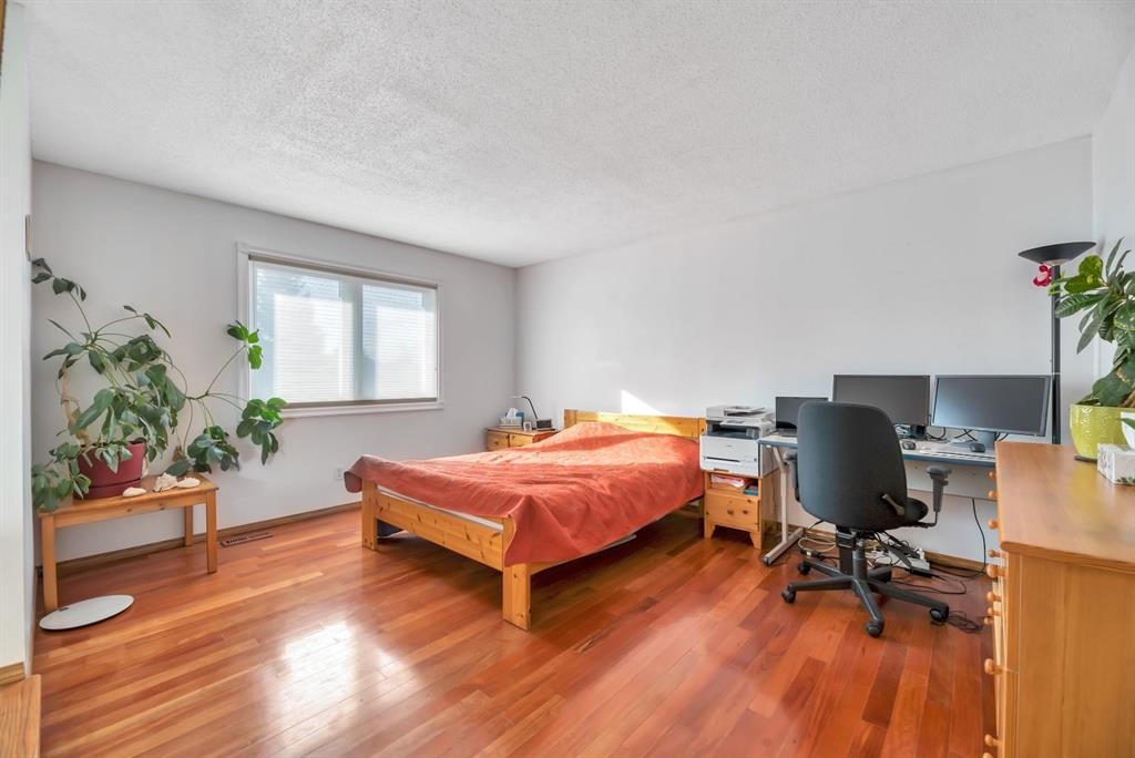 323 Hawkwood Boulevard Nw, Calgary, AB - Indoor Photo Showing Bedroom