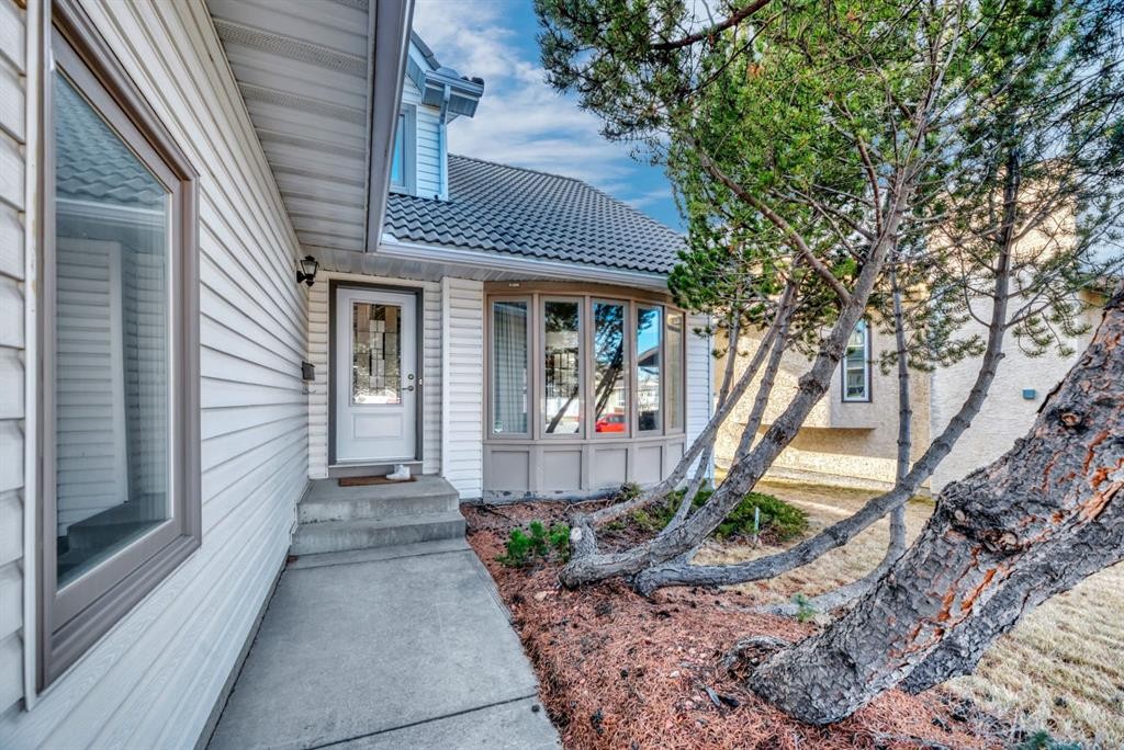 323 Hawkwood Boulevard Nw, Calgary, AB - Outdoor