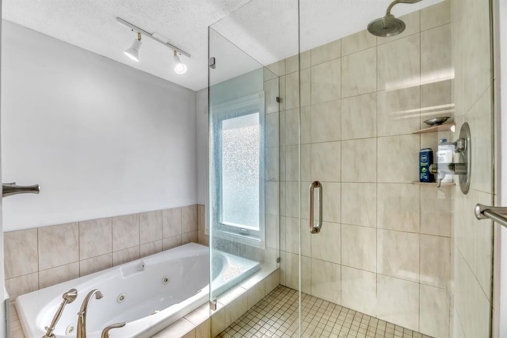 323 Hawkwood Boulevard Nw, Calgary, AB - Indoor Photo Showing Bathroom