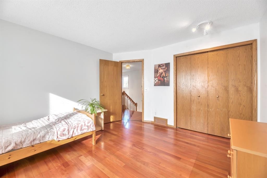323 Hawkwood Boulevard Nw, Calgary, AB - Indoor Photo Showing Bedroom