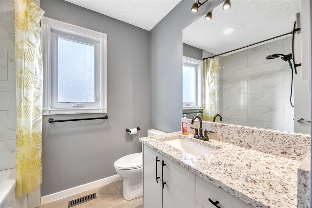 323 Hawkwood Boulevard Nw, Calgary, AB - Indoor Photo Showing Bathroom
