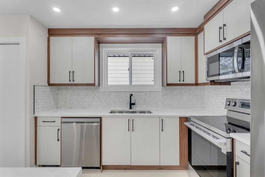 8420 Centre Street Ne, Calgary, AB - Indoor Photo Showing Kitchen