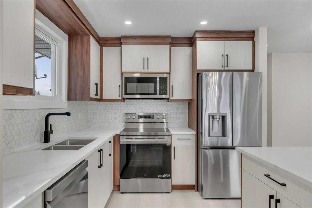 8420 Centre Street Ne, Calgary, AB - Indoor Photo Showing Kitchen With Stainless Steel Kitchen With Double Sink With Upgraded Kitchen