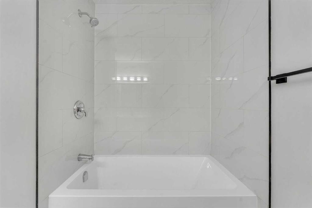 8420 Centre Street Ne, Calgary, AB - Indoor Photo Showing Bathroom