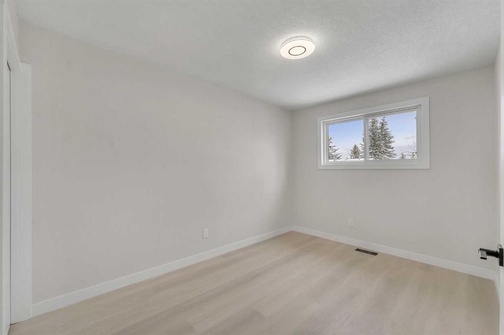 8420 Centre Street Ne, Calgary, AB - Indoor Photo Showing Other Room