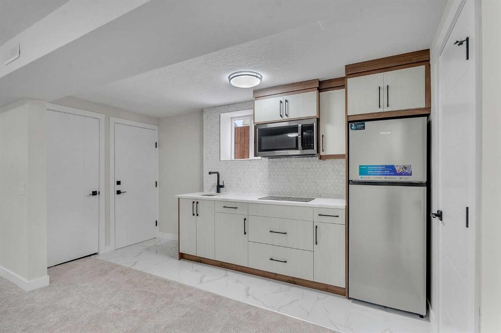 8420 Centre Street Ne, Calgary, AB - Indoor Photo Showing Kitchen