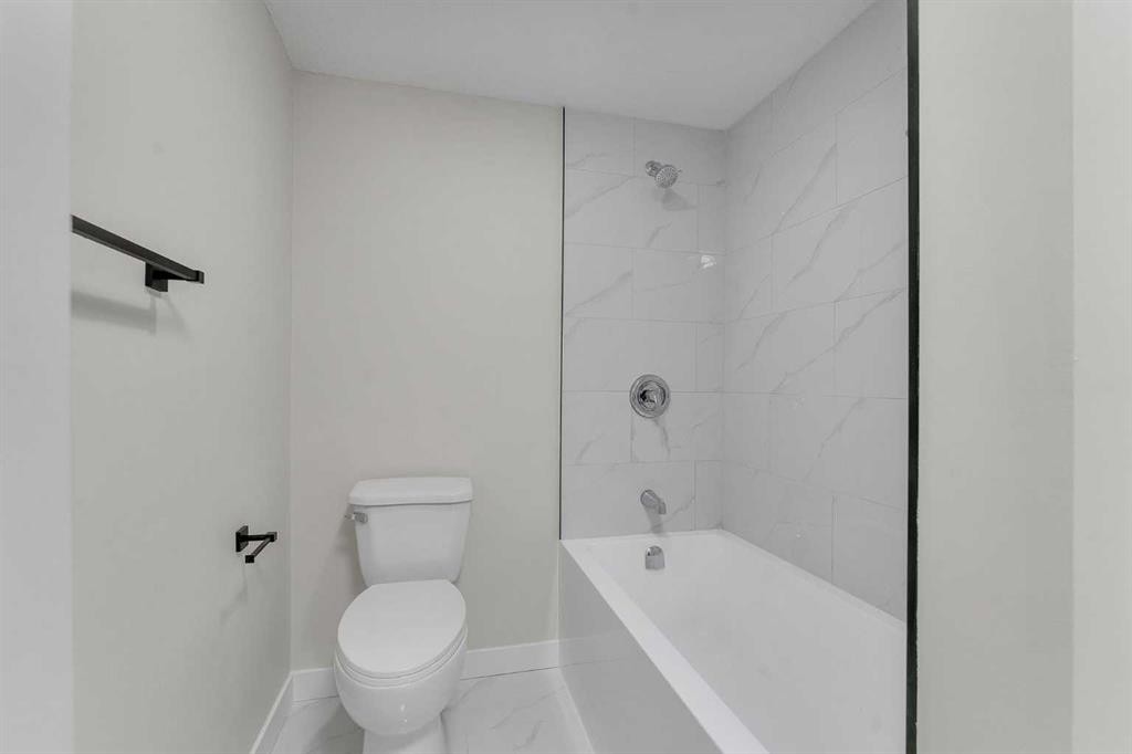 8420 Centre Street Ne, Calgary, AB - Indoor Photo Showing Bathroom