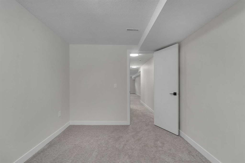 8420 Centre Street Ne, Calgary, AB - Indoor Photo Showing Other Room
