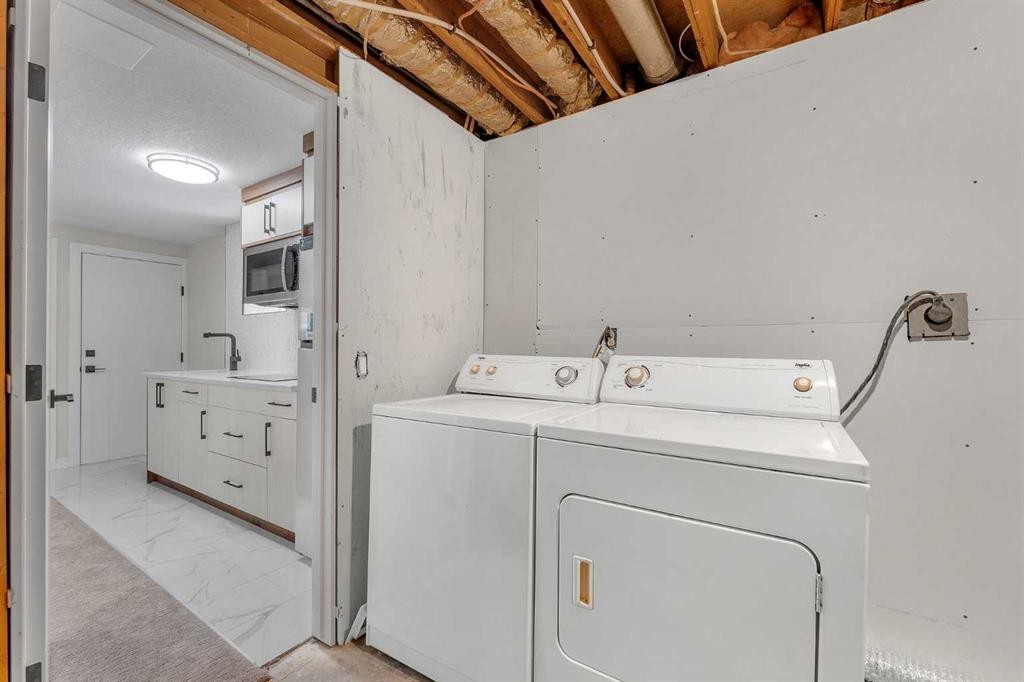 8420 Centre Street Ne, Calgary, AB - Indoor Photo Showing Laundry Room