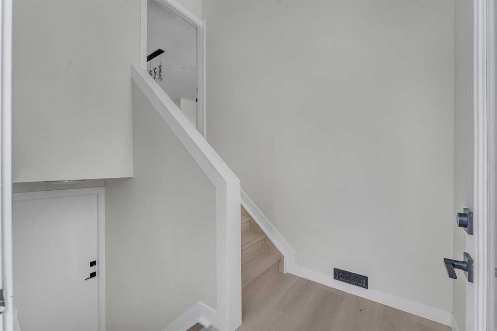 8420 Centre Street Ne, Calgary, AB - Indoor Photo Showing Other Room