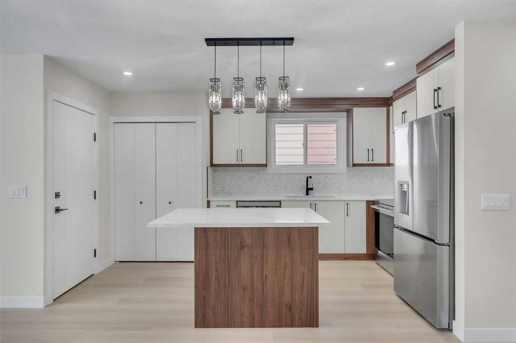 8420 Centre Street Ne, Calgary, AB - Indoor Photo Showing Kitchen