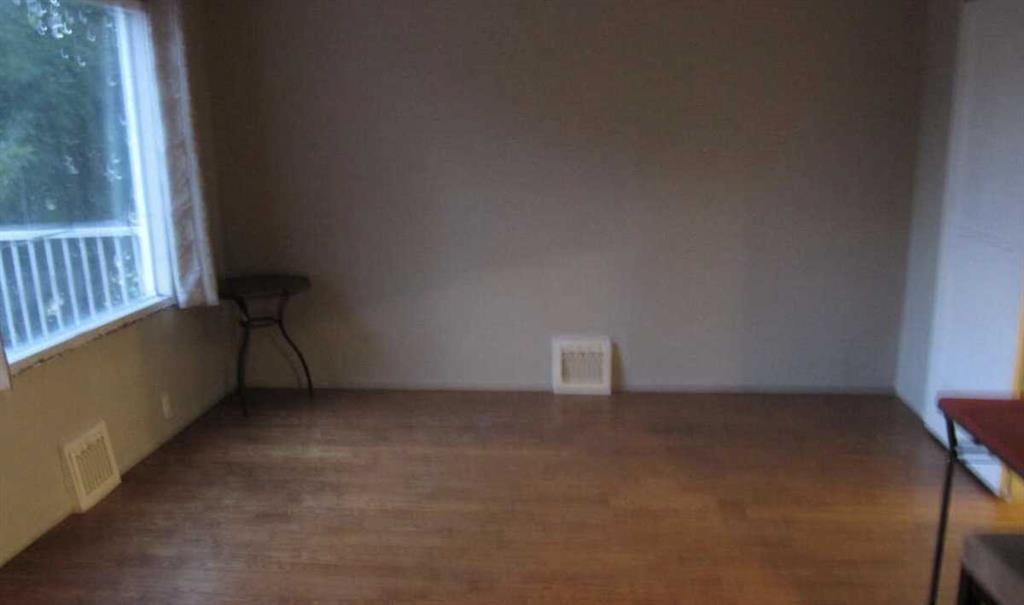 1307 25 Street Se, Calgary, AB - Indoor Photo Showing Other Room