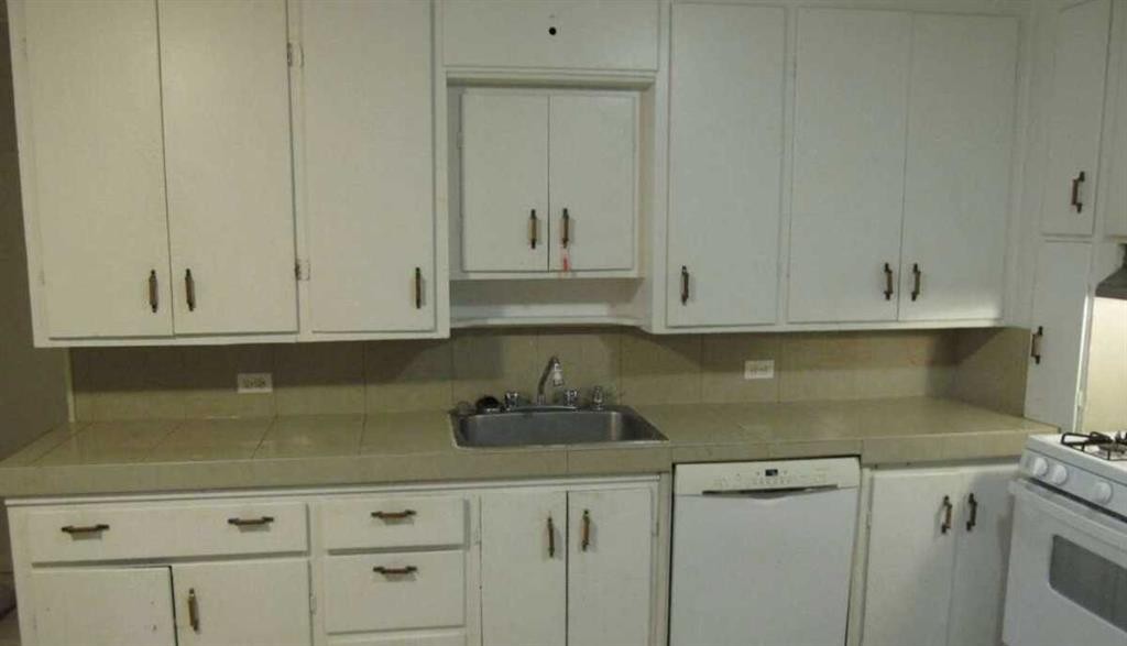 1307 25 Street Se, Calgary, AB - Indoor Photo Showing Kitchen