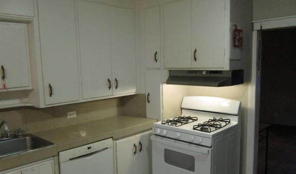 1307 25 Street Se, Calgary, AB - Indoor Photo Showing Kitchen