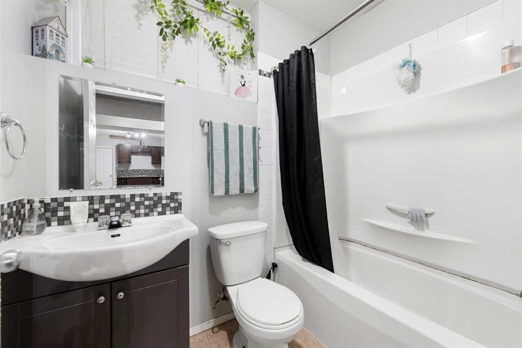 127 Tarawood Road Ne, Calgary, AB - Indoor Photo Showing Bathroom