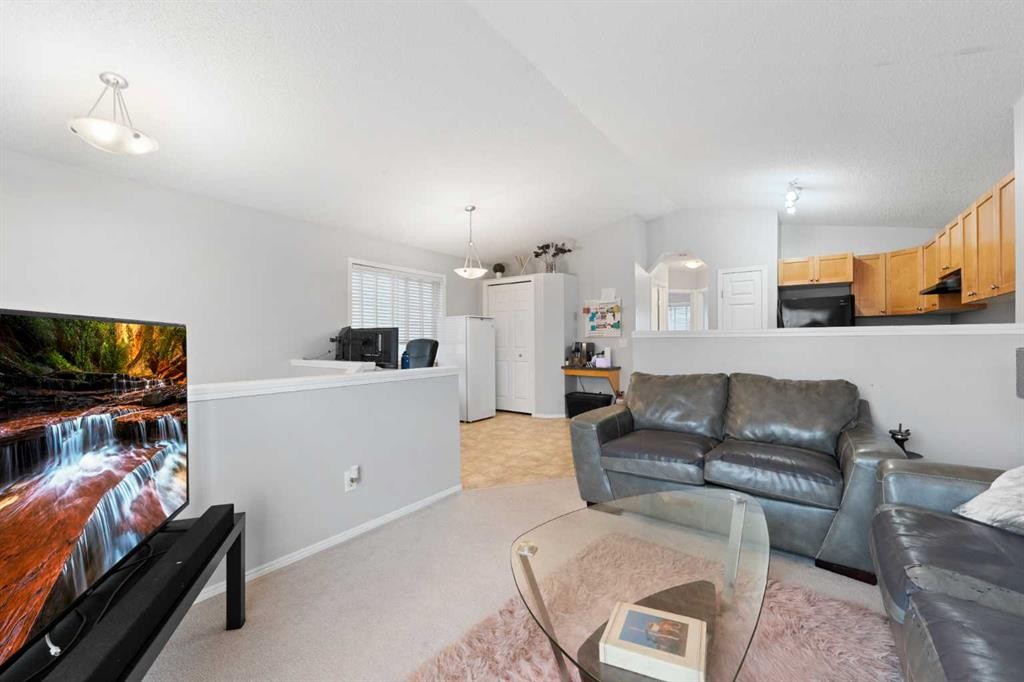 127 Tarawood Road Ne, Calgary, AB - Indoor Photo Showing Living Room