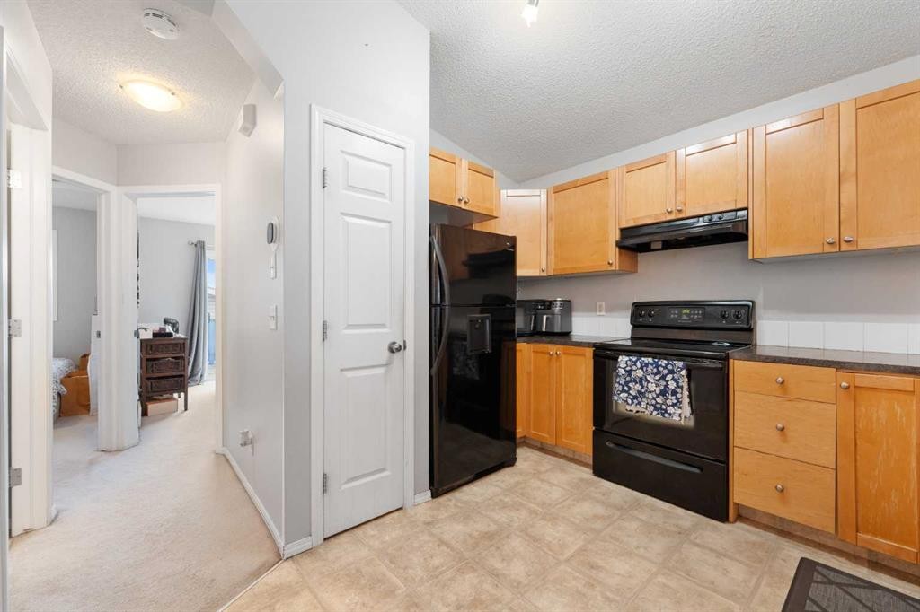 127 Tarawood Road Ne, Calgary, AB - Indoor Photo Showing Kitchen