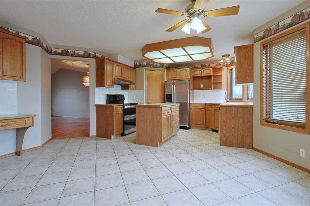111 Schubert Place Nw, Calgary, AB - Indoor Photo Showing Kitchen