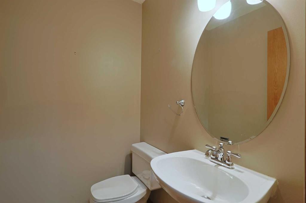 111 Schubert Place Nw, Calgary, AB - Indoor Photo Showing Bathroom