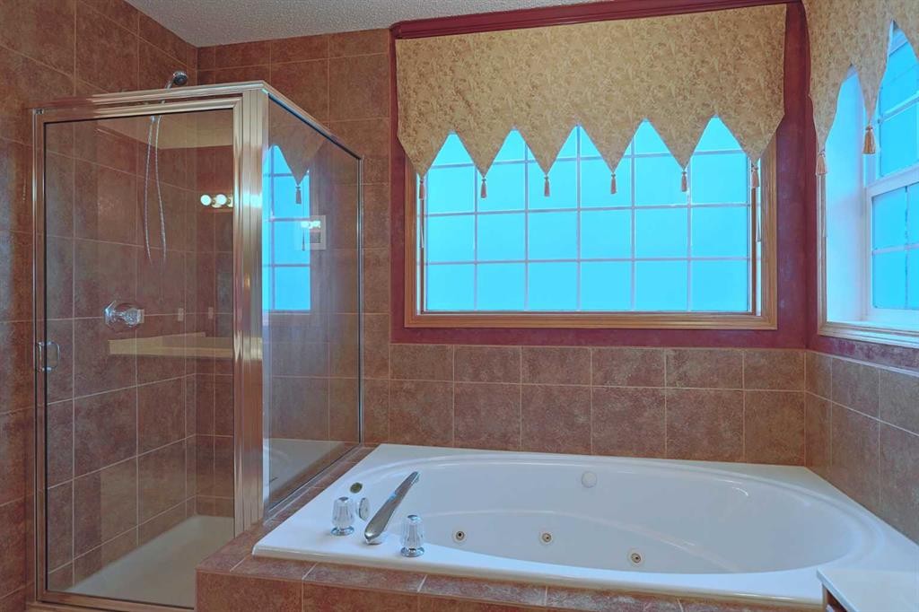 111 Schubert Place Nw, Calgary, AB - Indoor Photo Showing Bathroom