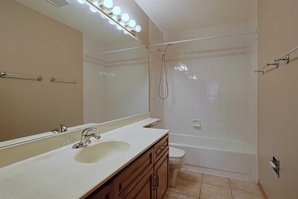 111 Schubert Place Nw, Calgary, AB - Indoor Photo Showing Bathroom