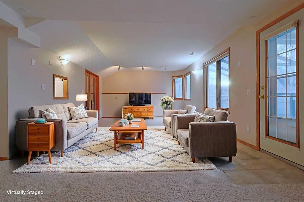 111 Schubert Place Nw, Calgary, AB - Indoor Photo Showing Living Room