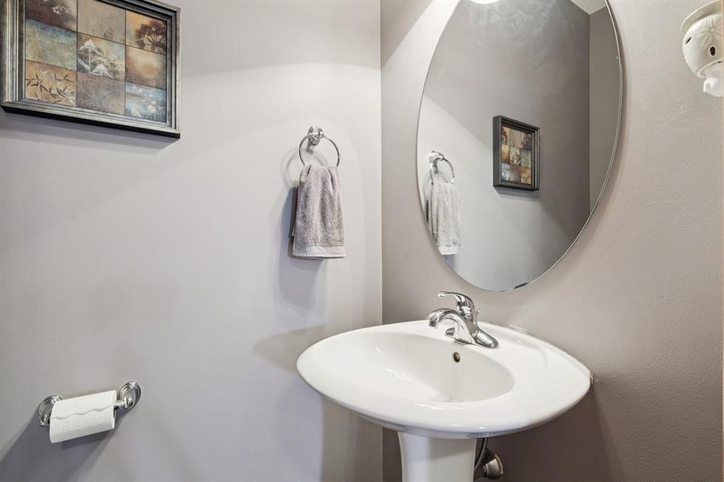 2841 Coopers Manor Sw, Airdrie, AB - Indoor Photo Showing Bathroom